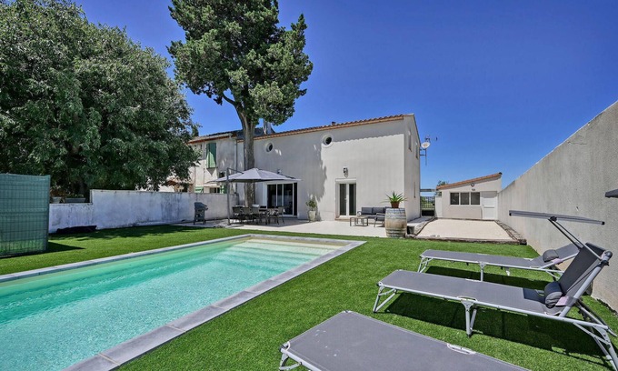 Costieres House | Relaxing Vacation Home with Pool & Lake View Retreat