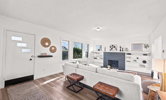 North End House | Cozy Retreat in North Tacoma with Breakfast Included