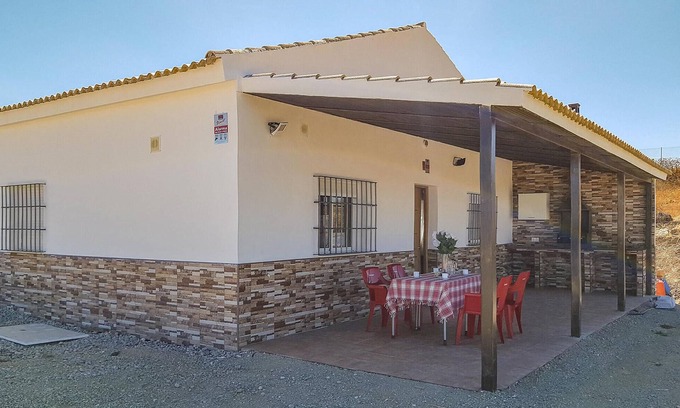 Olvera House | Spacious 5-Bedroom Retreat with Lake View in Olvera
