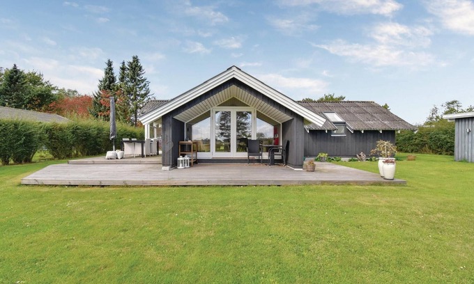 Hasmark Strand House | Cozy 3 Bedroom Retreat with Ocean View in Otterup