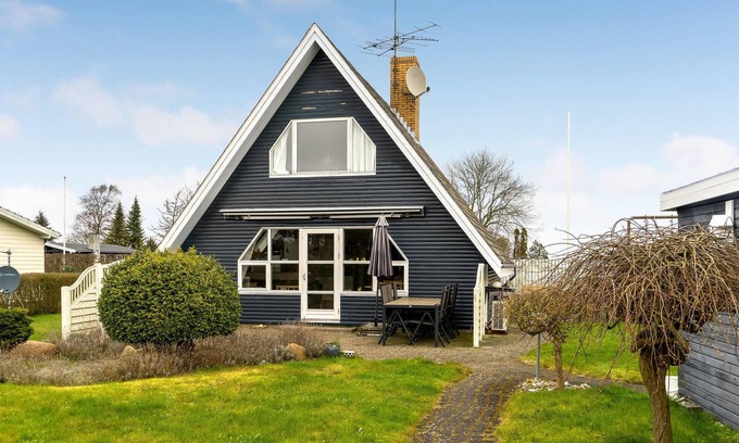 Tørresø House | Relaxing 3 Bedroom Retreat with Oceanfront Views in Otterup