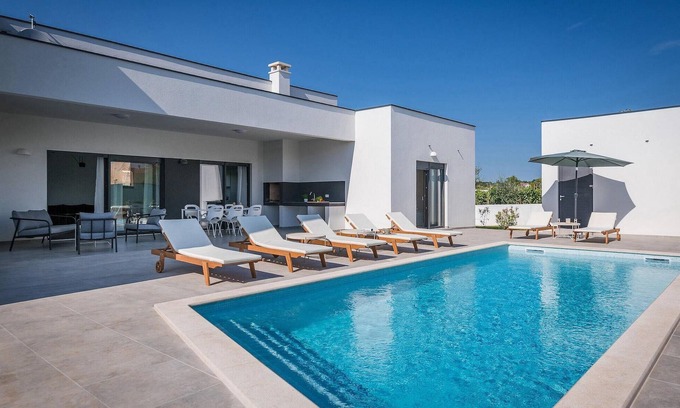 Valbandon House | Guest Rated 10/10: Oceanfront 3-Bedroom Retreat in Pula