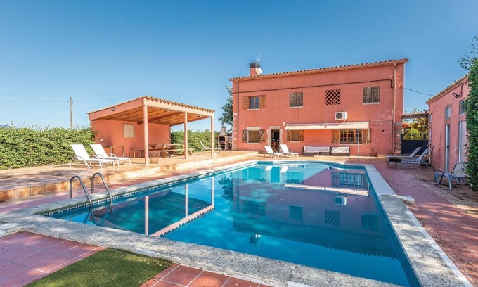 Riudellots de la Selva House | Exceptional 8-Bedroom Stay in Riudellots with Pool & Spa