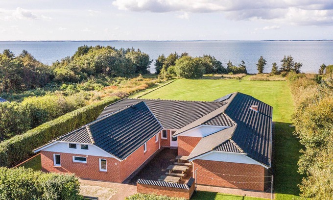Spøttrup House | Spacious 8-Bedroom Retreat in Scenic Spøttrup