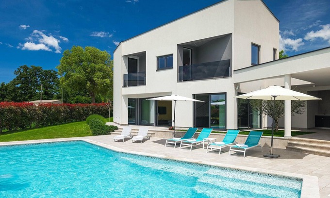 Kringa House | Family-Friendly 4 Bedroom Retreat in Tinjan with Pool & Spa