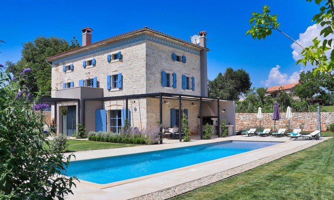Brecevici House | Spacious 4 Bedroom Accommodation with Pool in Tinjan
