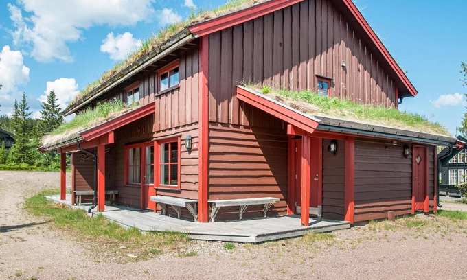 Mælem House | Charming Cottage Retreat with Lake View in Trysil