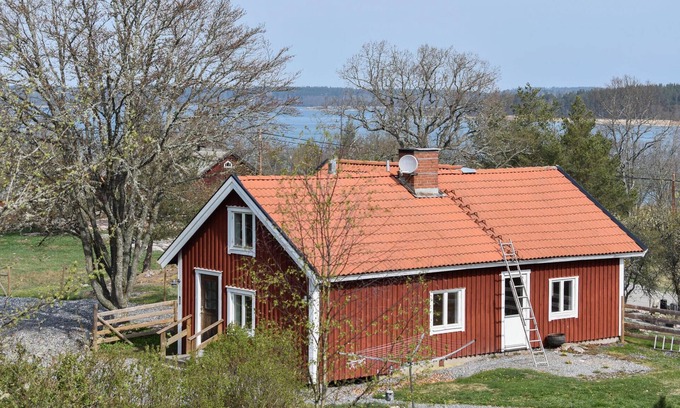 Soderkoping Municipality House | Discover the Cozy Cottage in Valdemarsvik with Lake View