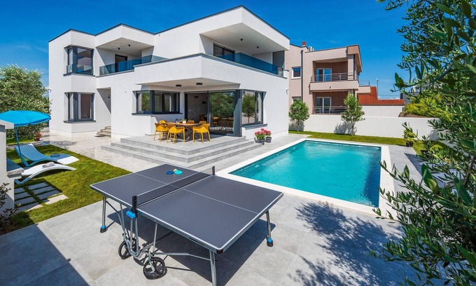 Valbandon House | Ideal 3 Bedroom Retreat with Pool in Valbandon
