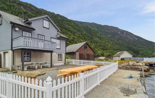 Djønno House | Cozy Home in Vallavik with Oceanfront Views & Wifi