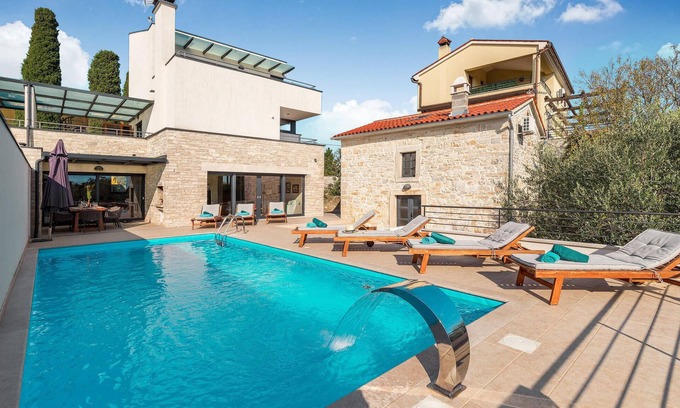 Valtura House | Spacious 4-Bedroom Retreat in Valtura with Oceanfront Views