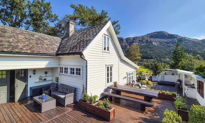 Vikebygd House | Stunning home in Vikebygd with house a mountain view