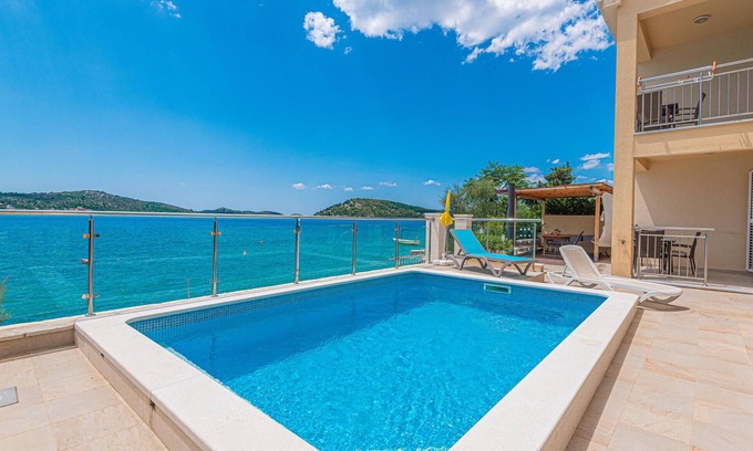 Dvornica House | Family-Friendly 4 Bedroom Oasis by the Ocean in Zatoglav