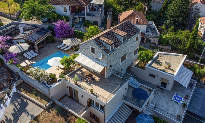Zman House | Relaxing Cottage Retreat in Zman with Ocean Views & Pool