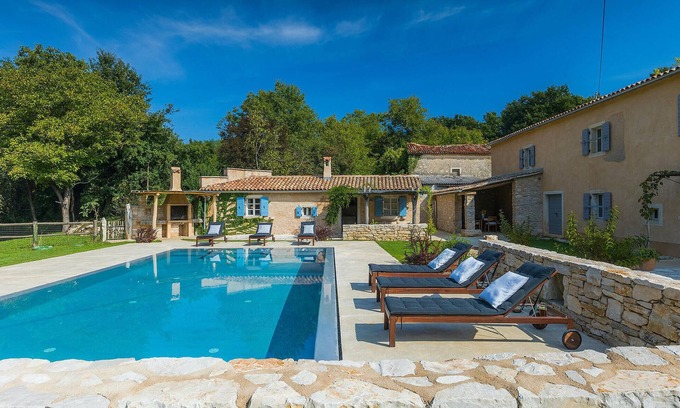 Gracisce House | Inviting 4-Bedroom Retreat in Zminj with Pool & Spa
