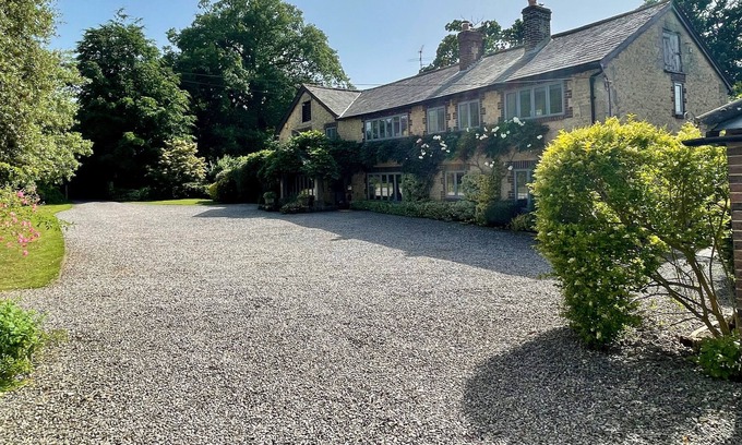 Storrington House | Relaxing Home with Tennis Court & Hot Tub, Near Beach