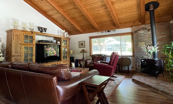 Salyer Cabin | Stunning home with private pool, hot tub, mountain views, grill & enclosed yard