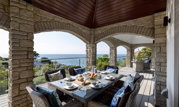 Looe House | Pet-Friendly Retreat with Ocean Views & 10/10 Guest Rating