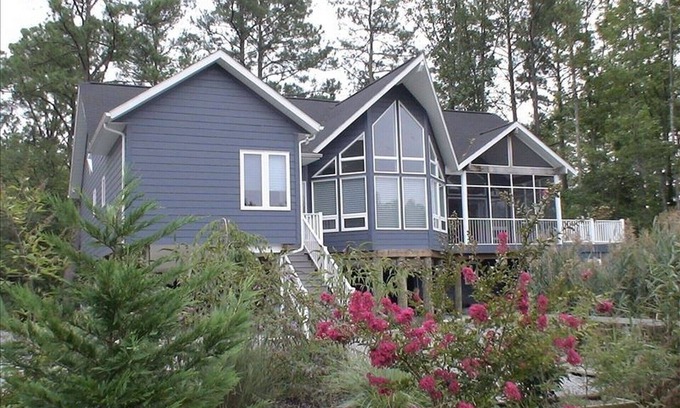 Chincoteague House | Immaculate Coastal Retreat with Ocean Views and Breakfast