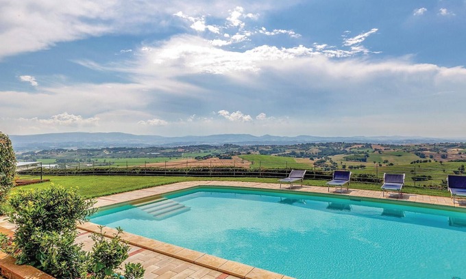 Castiglione del Lago House | Spacious 6-Bedroom Retreat in Castiglione d.Lago PG