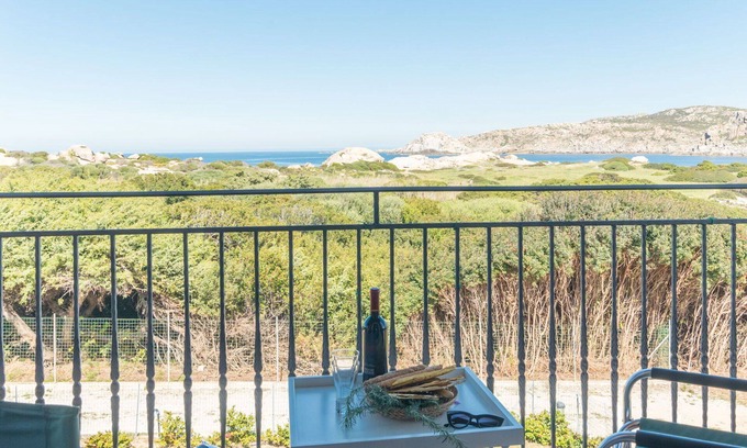 Capo Testa House | Cozy Oceanfront Apartment for 4 with Terrace and Parking