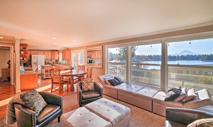 Lake Morton-Berrydale House | Elegant Kent Lake House with Private Dock & Spa Amenities
