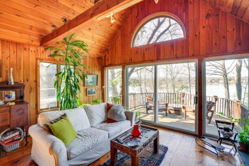 Athens House | Serene Getaway with Lake Views and Family-Friendly Amenities