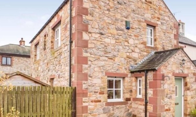Hackthorpe House | Cozy Lake District Cottage with Pet-Friendly Amenities