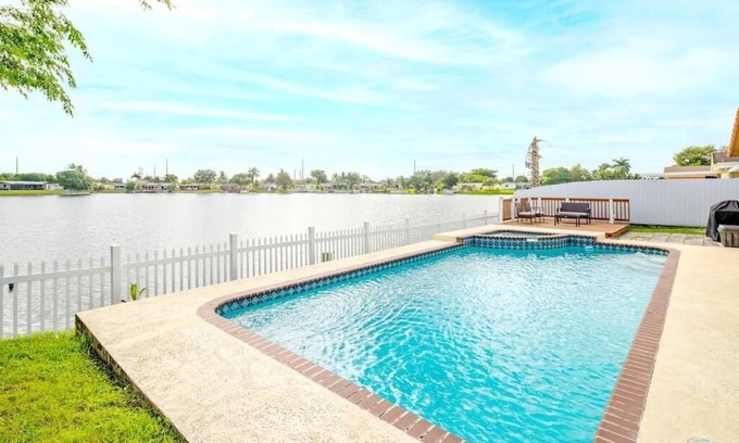 Pembroke Pines Villa | Beautiful Lake-Front Villa with Pool and Spa Amenities