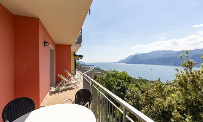 Campagnola Apartment | Enjoy Breathtaking Lake Views and Family-Friendly Amenities