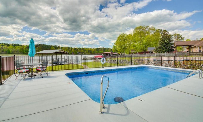 Mid America House | Unforgettable Lake Hamilton Getaway with Hot Tub & Spa!