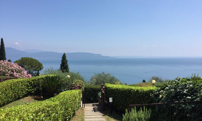 Gardone Riviera House | Picturesque Lake View Hotel Near Il Vittoriale degli Italiani