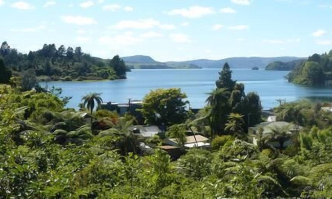Okere Falls House | Stunning lake view plus either jetty space or on the water boatshed