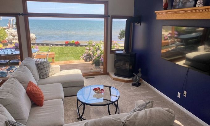 Hilton House | Lakefront Beach House with Spa and Ocean Views, 10/10 Rating