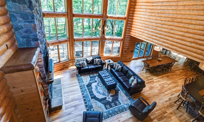 Mauston House | Scenic Lakefront Lodge with Spa and Hot Tub near Castle Rock