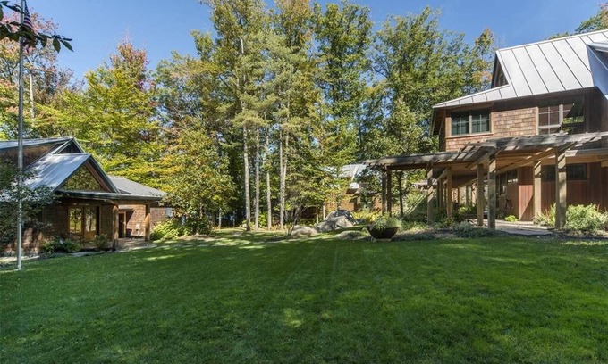 Oxford House | Lakefront Retreat with Kitchen & Breakfast at Thompson Lake