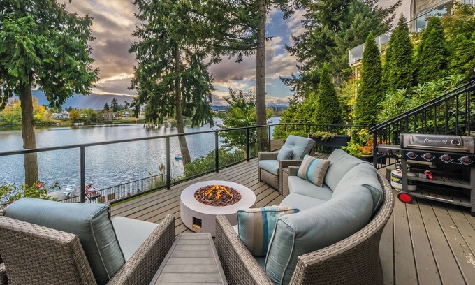 Regional District of Nanaimo House | Inviting Lakefront Suite with Spa & Ocean View Amenities