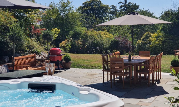Detling House | Spacious 5 Bed House with Hot Tub and Scenic Views