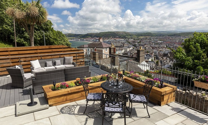 Llandudno Cottage | Scenic Llandudno Escape with Breathtaking Sea Views