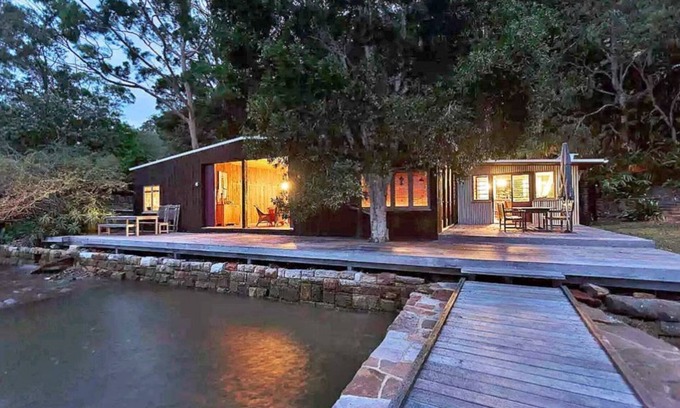 Bar Point Cottage | Spring Escape at Oxley Boatshed with Open Fire by River