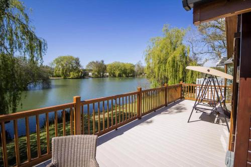 Saxmundham Cabin | Charming Lodge at Carlton Meres: Free Wifi & Pet Friendly