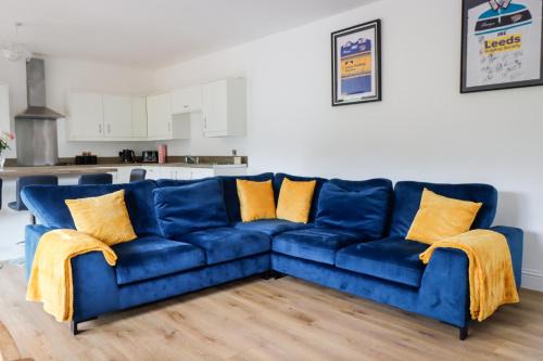Harrogate House | Relaxing Lodge with Hot Tub by Private Lake Retreat