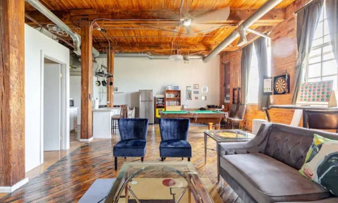 Detroit Apartment | Relax at Detroit Riverview Loft with Pool and Kitchen Access