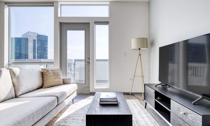 Logan Square Apartment | Inviting Logan Square 2BR with Roof Deck & Gym Access