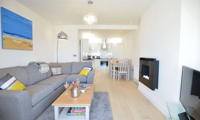 St Ives Apartment | Beachfront Lower Deck Apartment with Ocean View & Pool