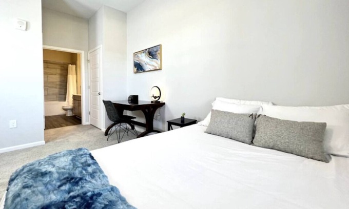 Park Hills Apartment | Stunning Lux Apt design w/pool & Cincinnati view