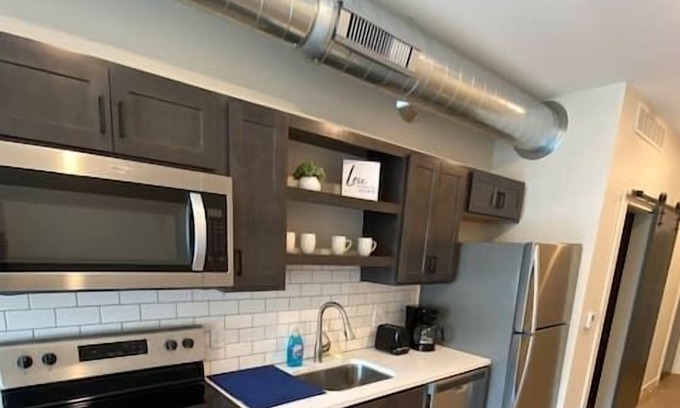 Downtown Apartment | Top-Rated 1 Bedroom Apartment in Downtown QC