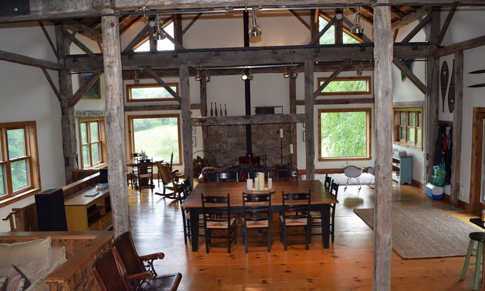 Craryville House | Exclusive Barn Retreat: Year-Round Paradise for All!