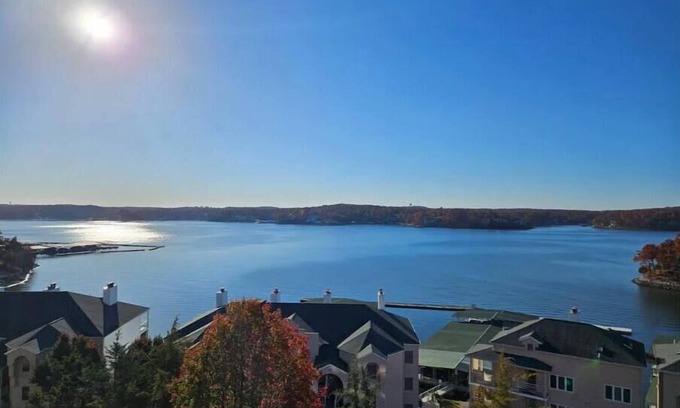 Lake Ozark Condo | Guest Rated 10/10: Newly Remodeled with Pool & Spa