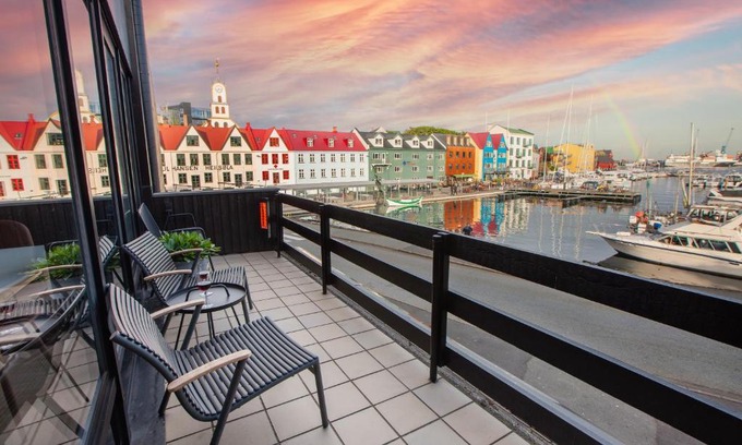 Torshavn Apartment | Elegant Marina View in the Heart of the City - 10/10 Rated